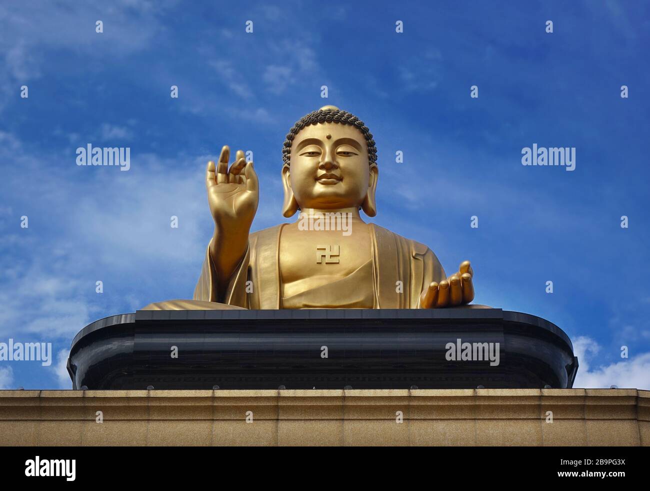 KAOHSIUNG, TAIWAN -- 25 GENNAIO 2020: Una statua gigante del Buddha si affaccia sul complesso buddista Fo Guang Shan. Foto Stock