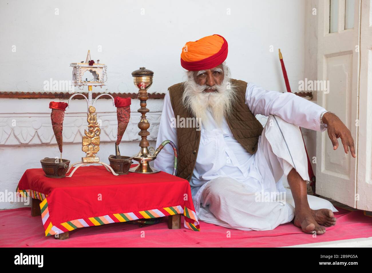Uomo con tubo di hookah Mehrangarh Fort Jodhpur Rajasthan India Foto Stock