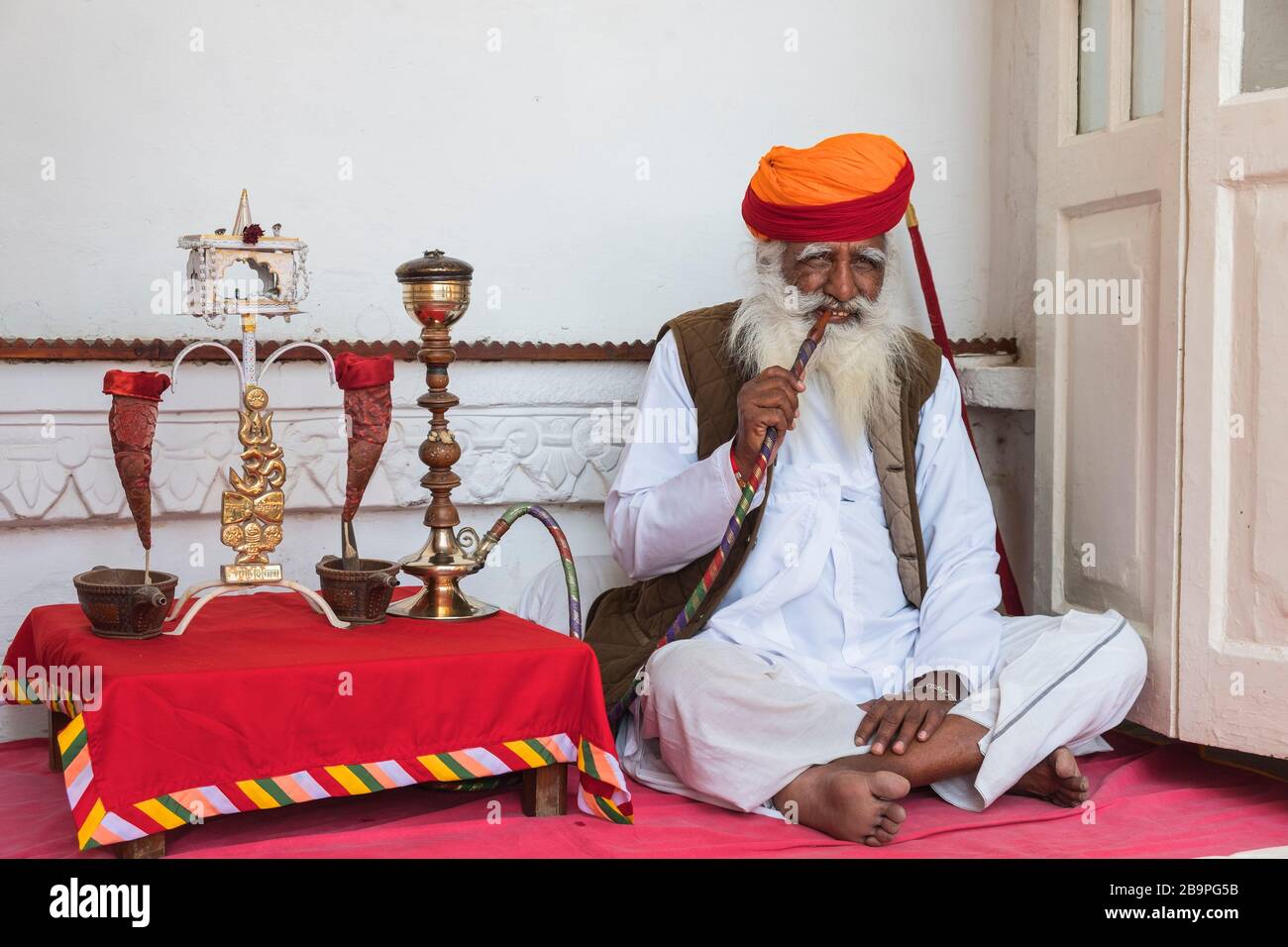 Uomo con tubo di hookah Mehrangarh Fort Jodhpur Rajasthan India Foto Stock