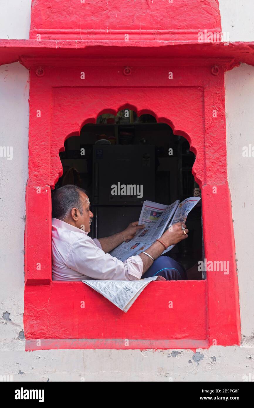 Uomo alla finestra Old City Jodhpur Rajasthan India Foto Stock