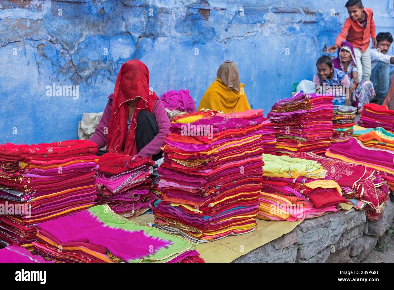 Nai Sarak mercato di strada venditori tessili Jodhpur Rajasthan India Foto Stock