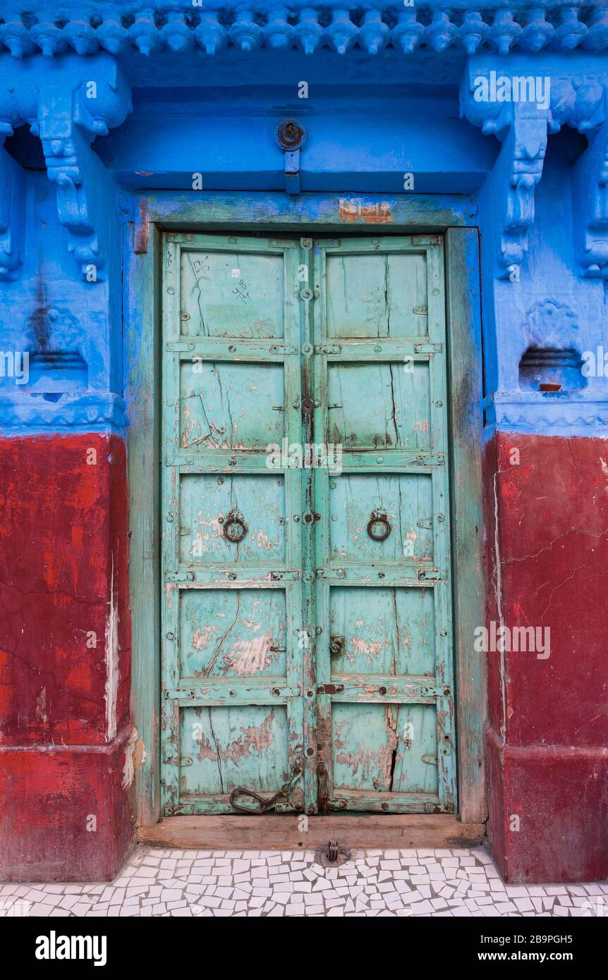 Porta tradizionale Blue City Jodhpur Rajasthan India Foto Stock