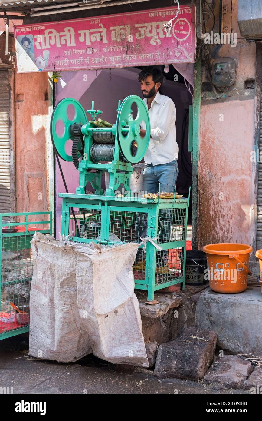 Venditore di succo di canna da zucchero Old City Jodhpur Rajasthan India Foto Stock
