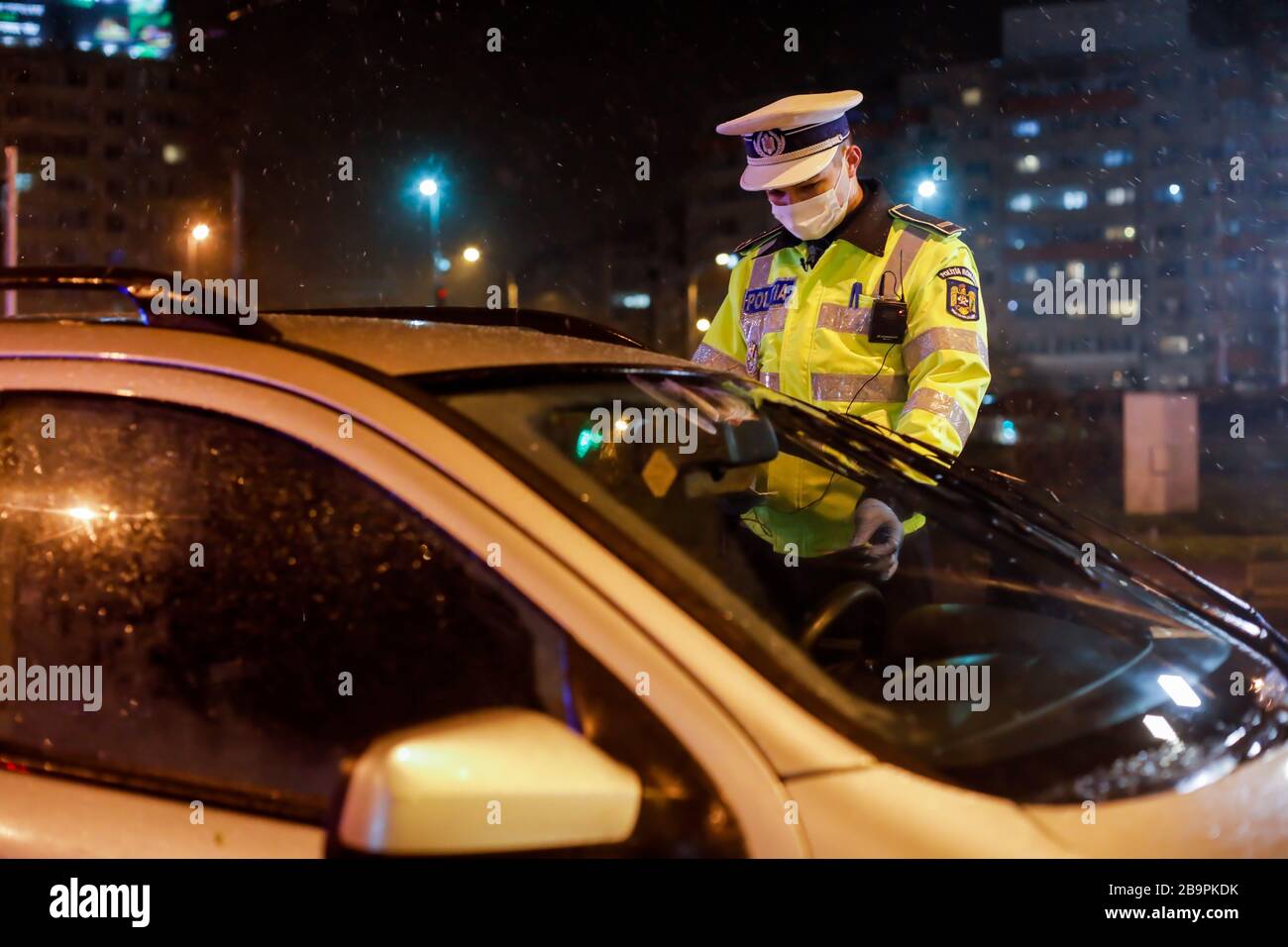 Bucarest, Romania - 23 marzo 2020: La polizia controlla i piloti e le loro carte durante il coprifuoco nelle strade di Bucarest in mezzo alla diffusione del CO Foto Stock