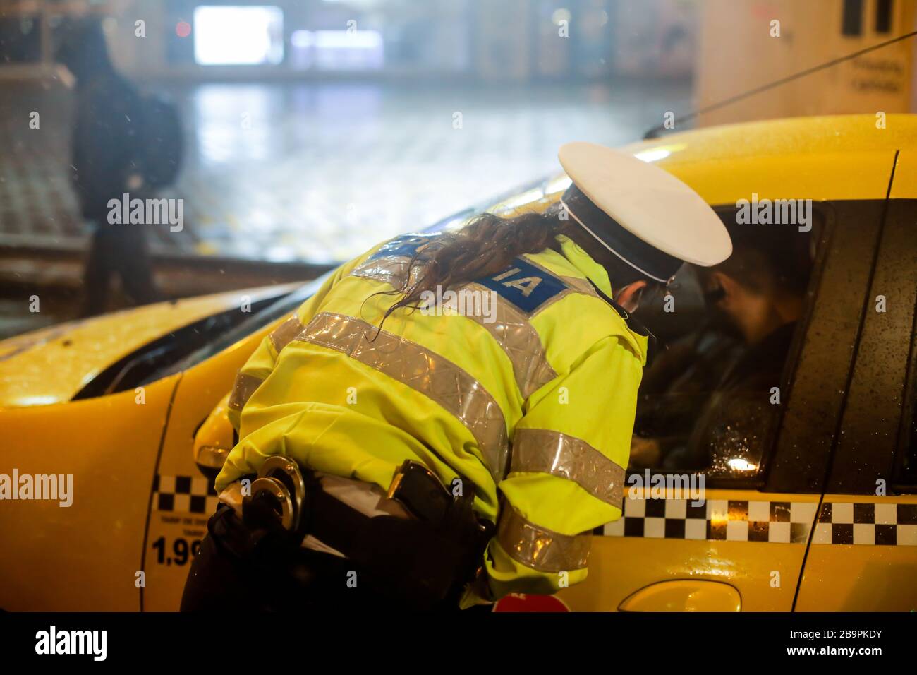 Bucarest, Romania - 23 marzo 2020: La polizia controlla i piloti e le loro carte durante il coprifuoco nelle strade di Bucarest in mezzo alla diffusione del CO Foto Stock