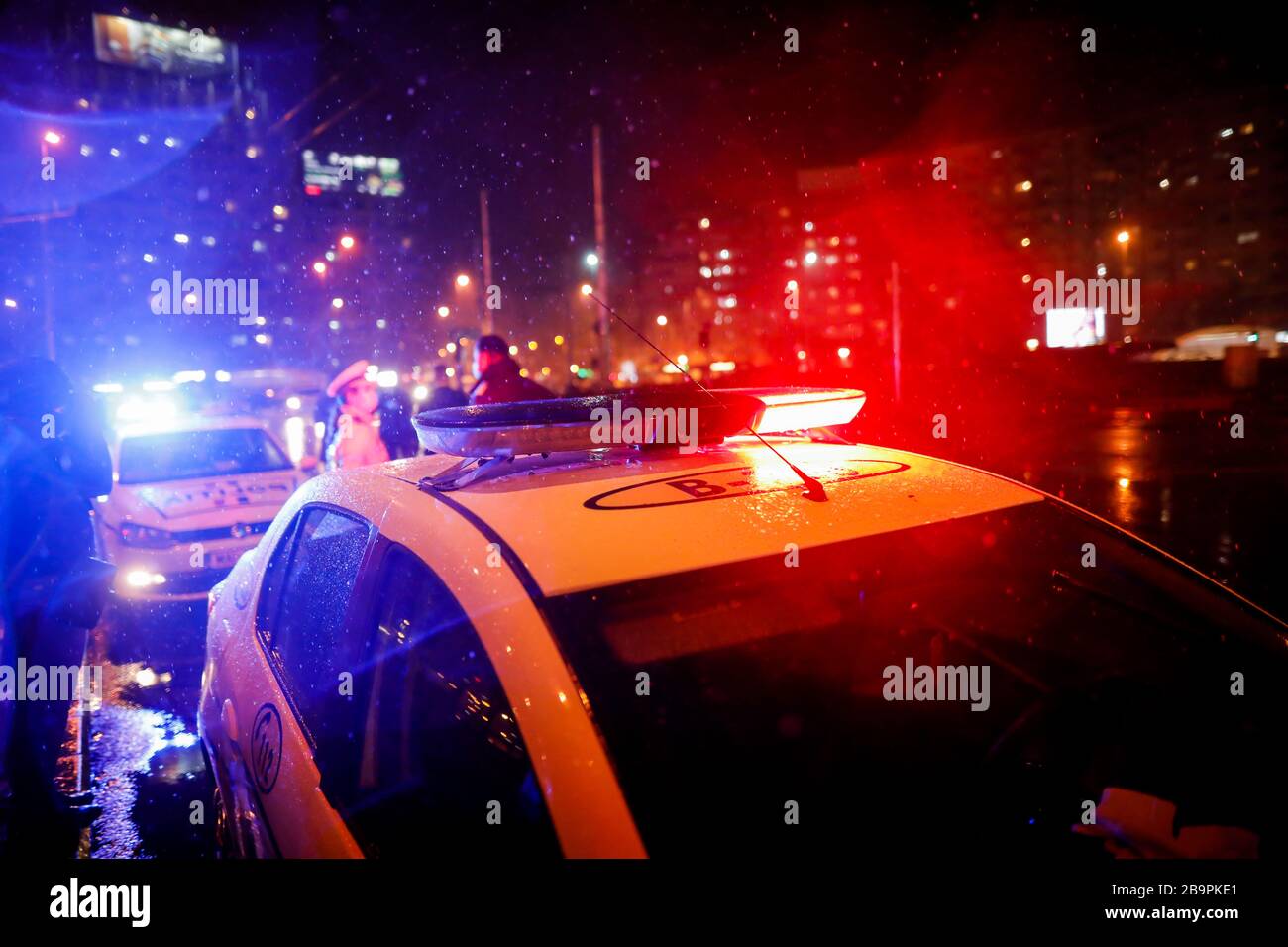 Bucarest, Romania - 23 marzo 2020: La polizia controlla i piloti e le loro carte durante il coprifuoco nelle strade di Bucarest in mezzo alla diffusione del CO Foto Stock