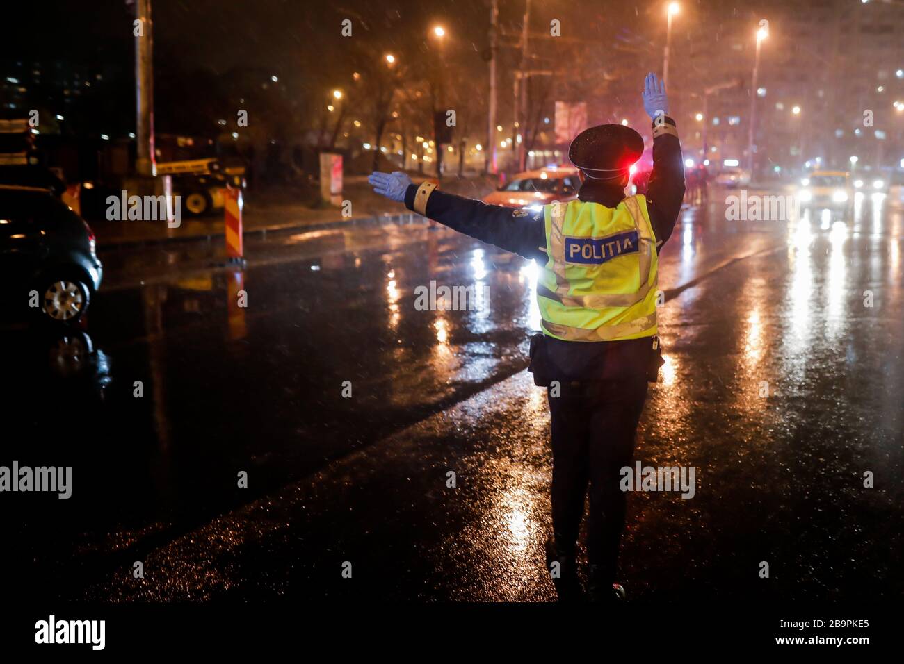 Bucarest, Romania - 23 marzo 2020: La polizia controlla i piloti e le loro carte durante il coprifuoco nelle strade di Bucarest in mezzo alla diffusione del CO Foto Stock