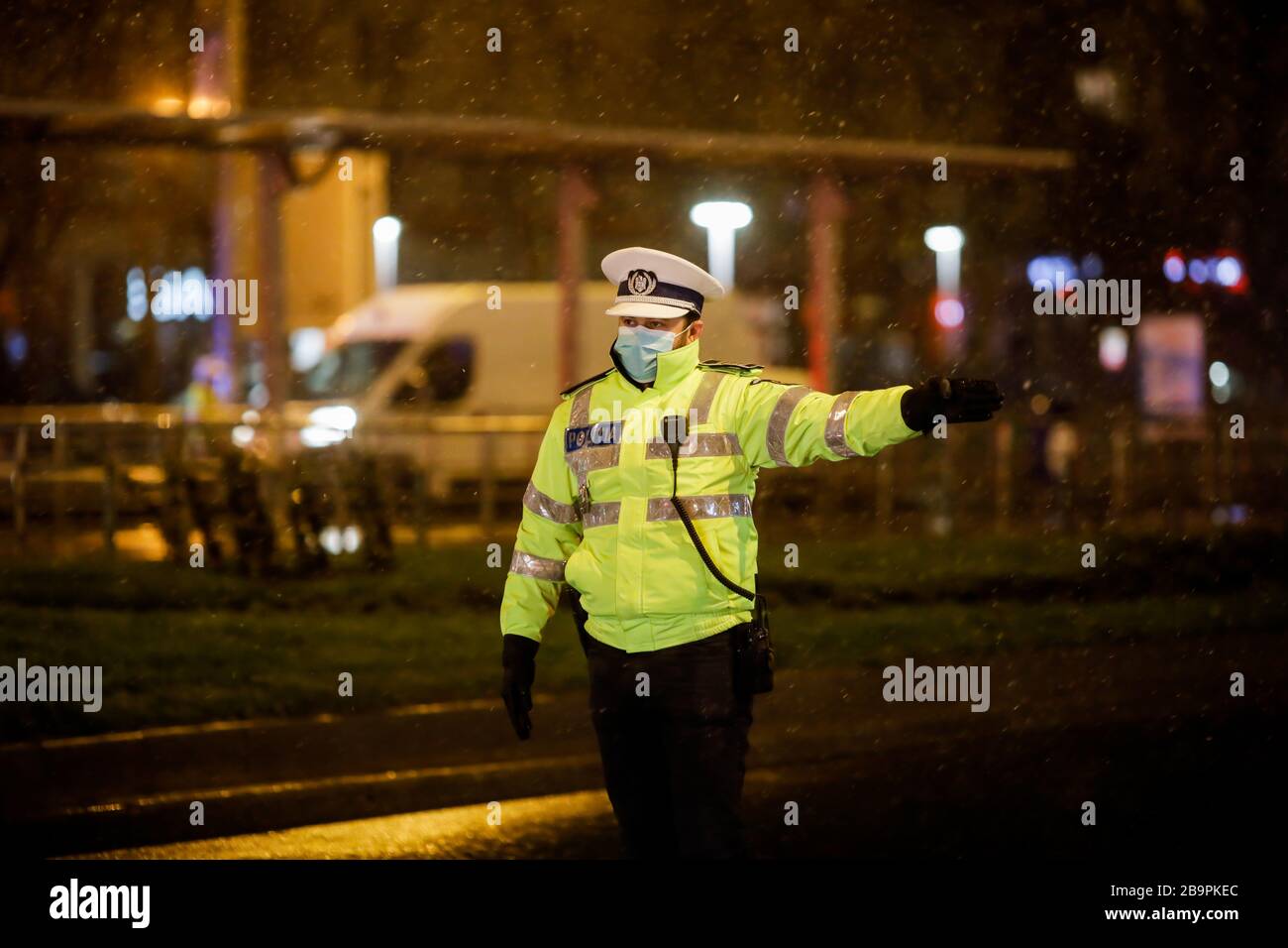 Bucarest, Romania - 23 marzo 2020: La polizia controlla i piloti e le loro carte durante il coprifuoco nelle strade di Bucarest in mezzo alla diffusione del CO Foto Stock