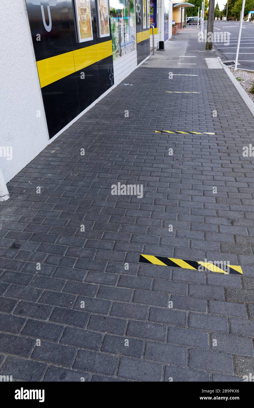 APLI Nastro Adesivo Di Segnalazione PVC – "Mantenere La Distanza Di Sicurezza" – 100x10 Cm, Giallo/Nero, Adesivo Forte
