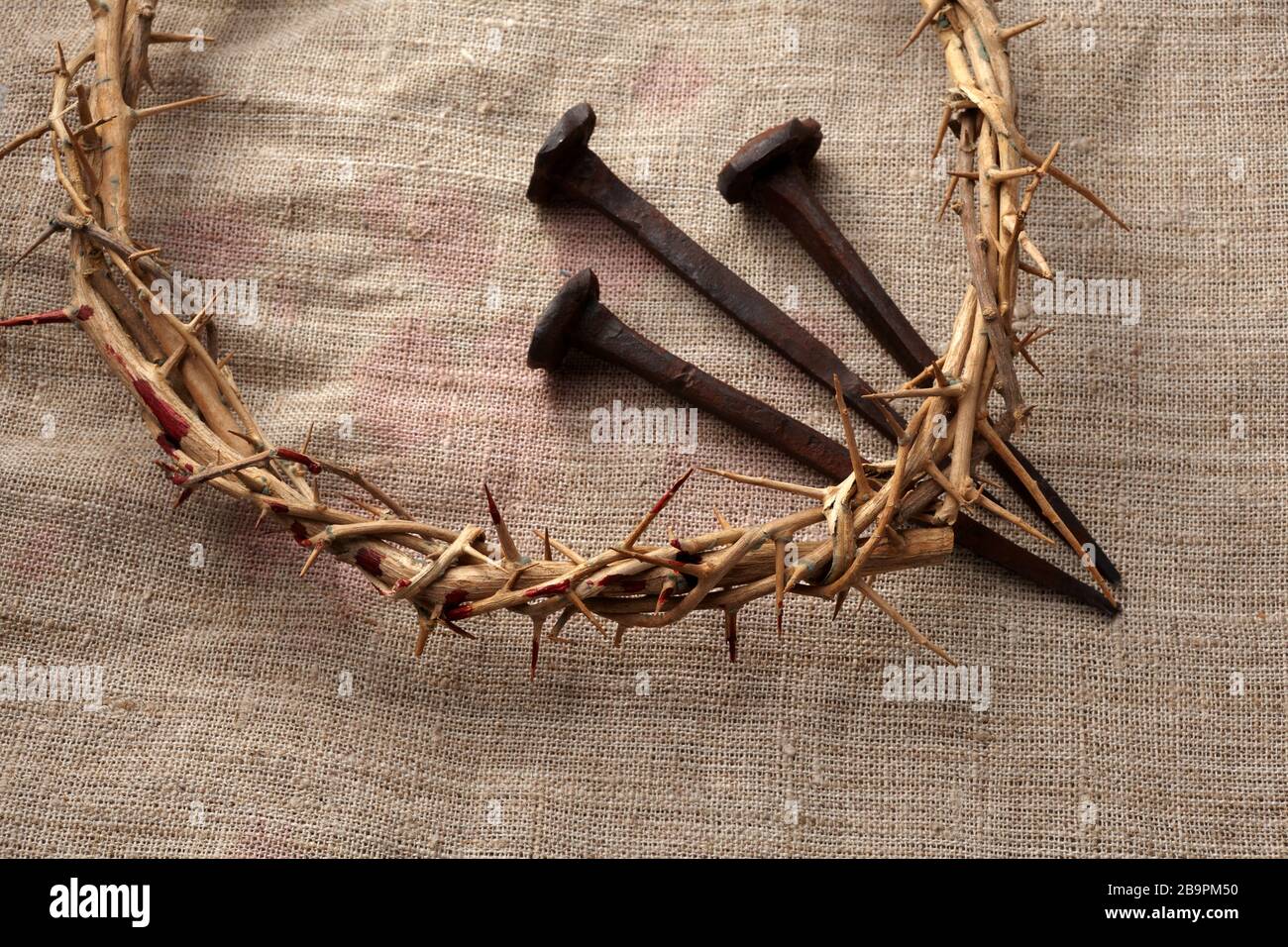 Gesù Cristo Corona di spine con tre chiodi. Sfondo religioso. Simbolo di Pasqua. Crocifissione di Gesù Cristo. Foto Stock