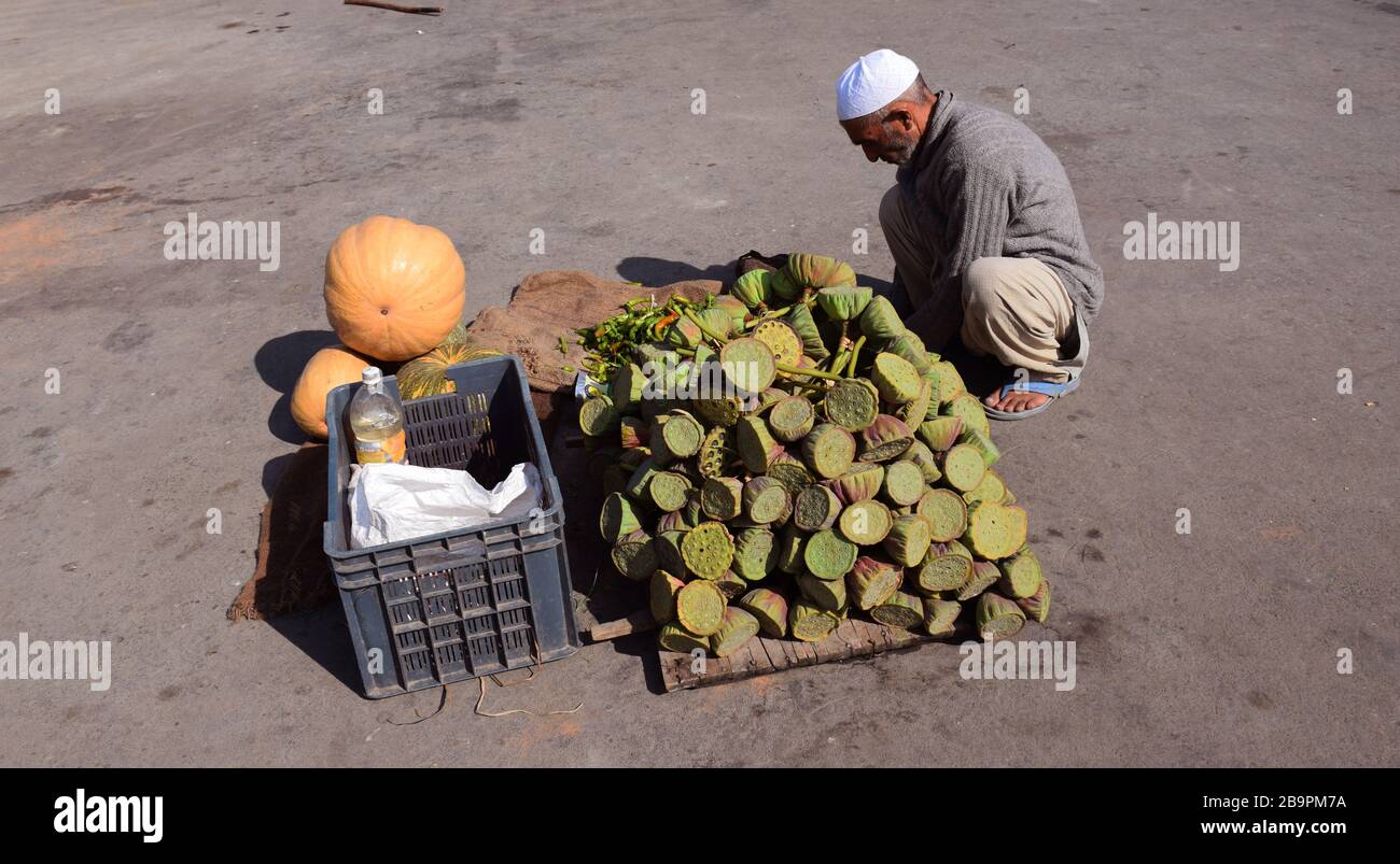 Un Kashmiri che vende verdure locali sulla via Srinagar in India Foto Stock