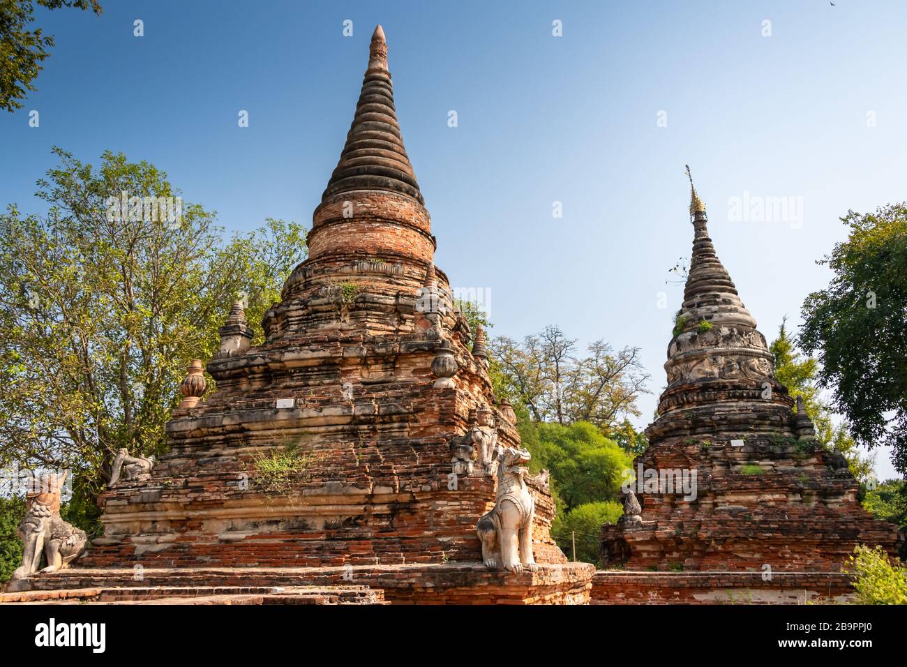 DAW Gyan pagoda Complex, Ava (Inwa), Myanmar. Stupa antichi al sito archeologico di Daw Gyan. Stupa in mattoni rossi, decorata con Chinthe (Leogrifi) e. Foto Stock