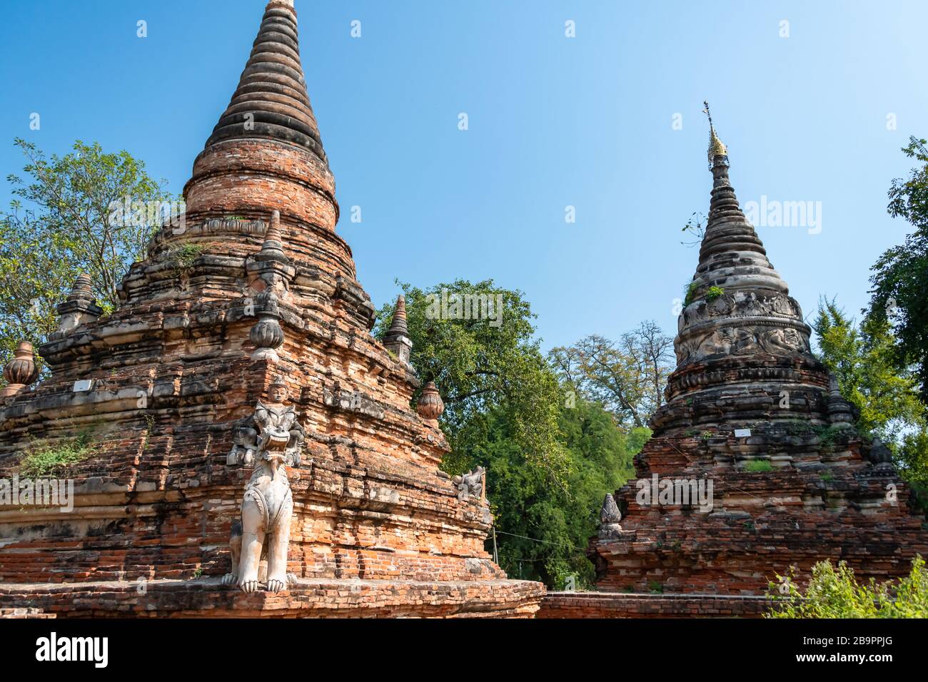 DAW Gyan pagoda Complex, Ava (Inwa), Myanmar. Stupa antichi al sito archeologico di Daw Gyan. Stupa in mattoni rossi, decorata con Chinthe (Leogrifi) e. Foto Stock