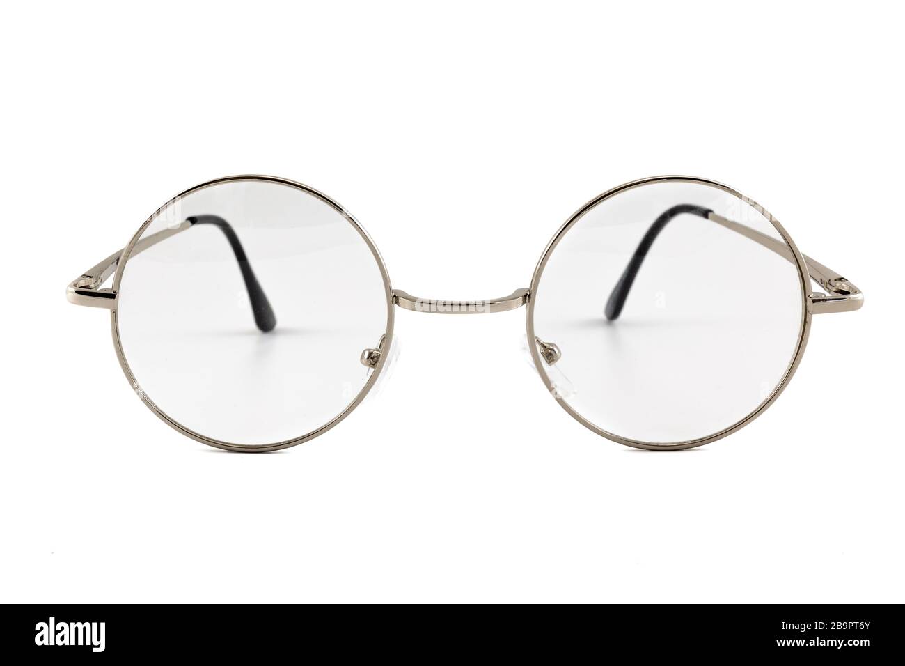 Occhiali da lettura stile strada con struttura in acciaio ovale isolata su  sfondo bianco - Vista frontale Foto stock - Alamy