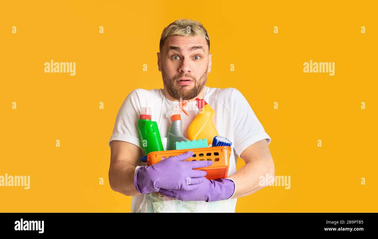 Uomo divertente con cesto di forniture per la pulizia Foto Stock