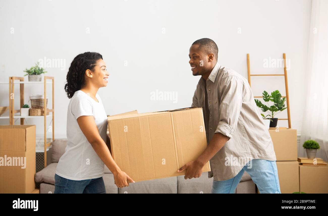 Coppia effettuare grande scatola di casa, fare spazio per le riparazioni Foto Stock