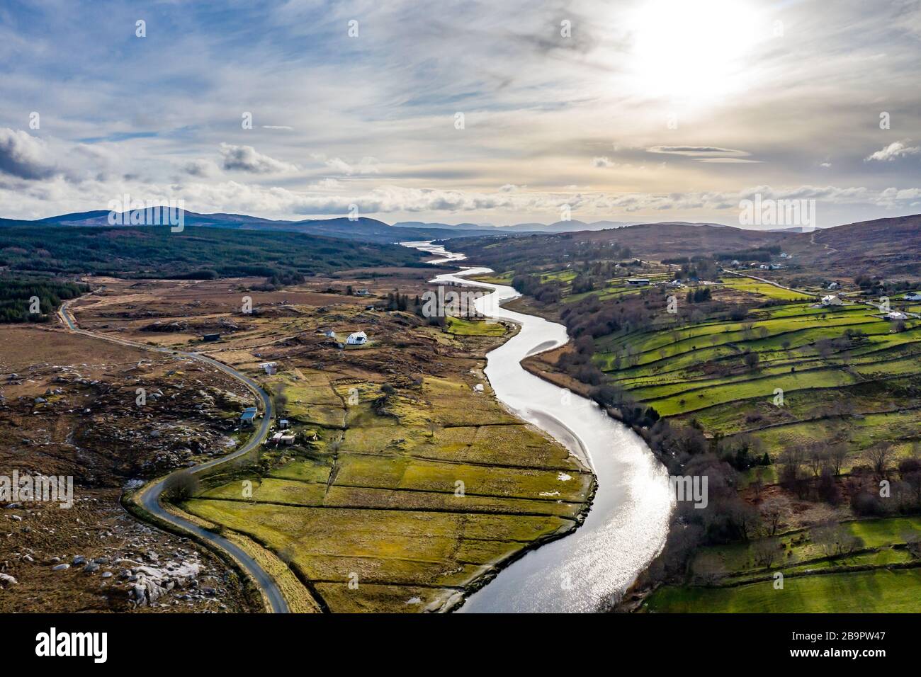 Veduta aerea del fiume Gweebarra tra Doochary e Lettermacaward a Donegal - Irlanda Foto Stock