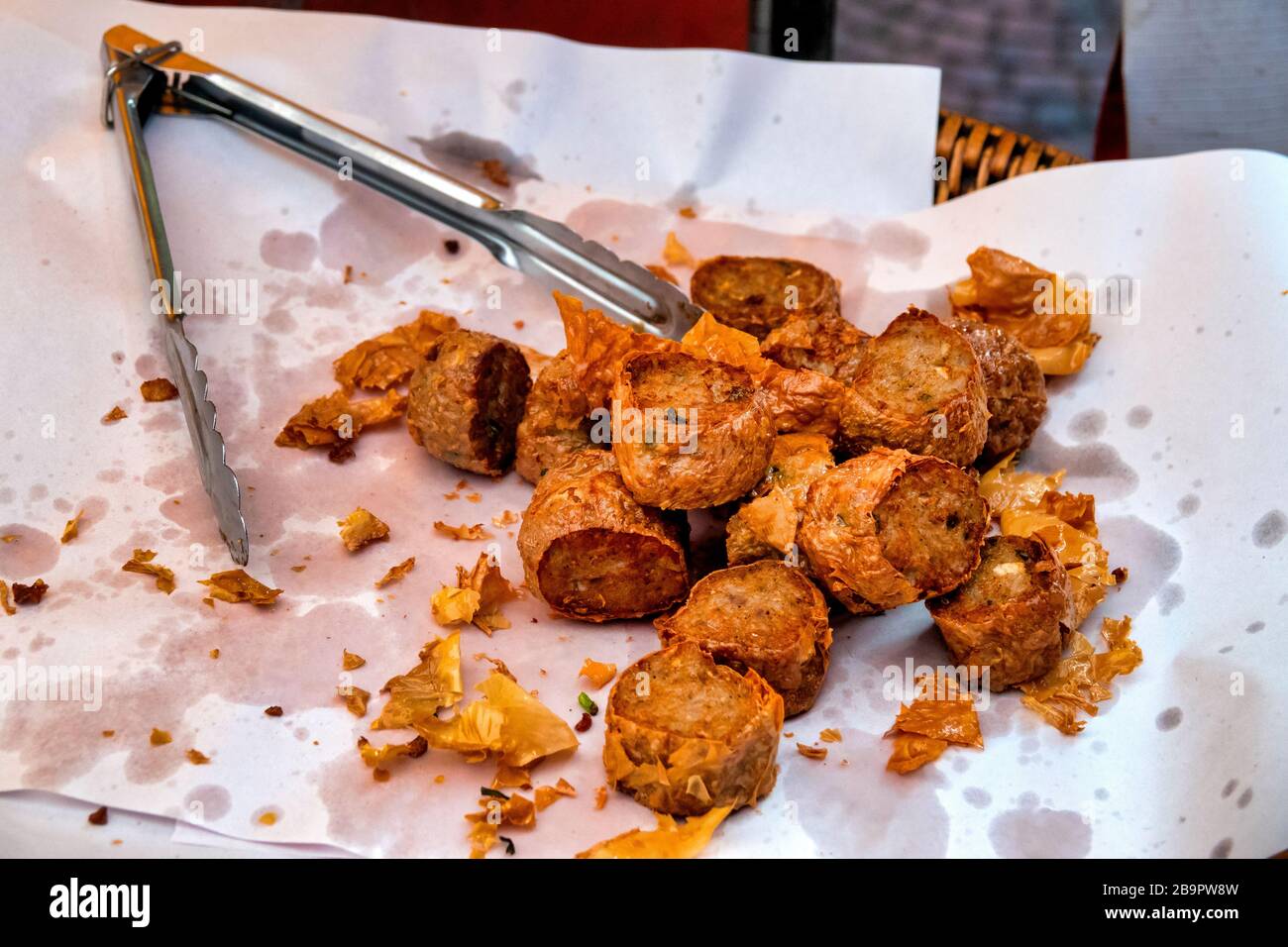 Tod Mun Pla (torte di pesce thailandesi) per la vendita in un mercato Foto Stock