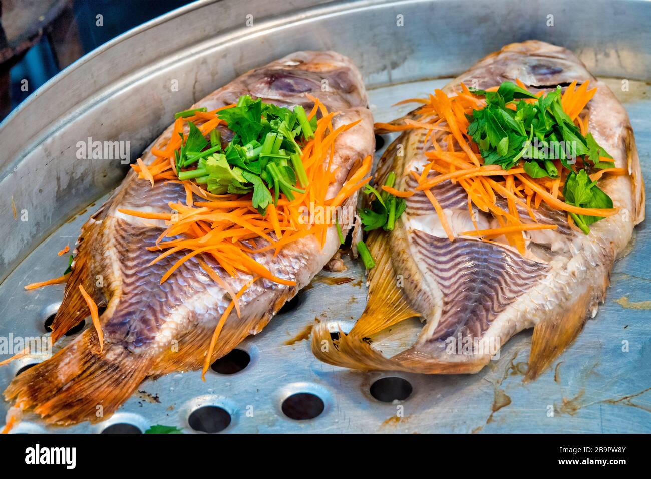 Pesce crudo in vendita in un mercato tailandese Foto Stock