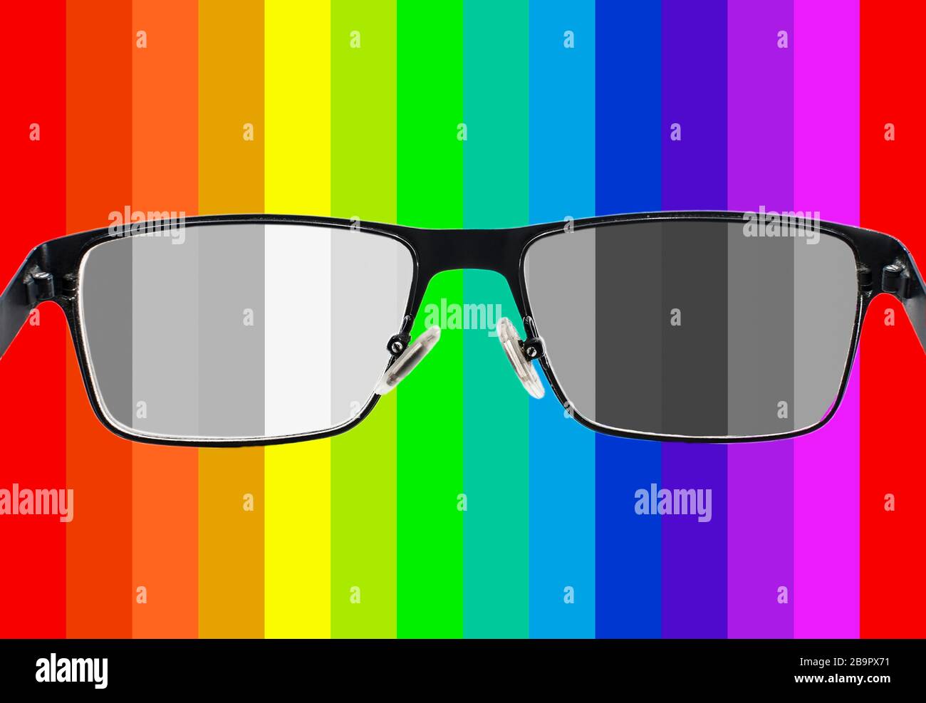 Guardando attraverso gli occhiali per sbiancare le strisce di colore. Cecità dei colori. Percezione del mondo durante la depressione. Condizioni mediche. Salute e concetto di malattia. Foto Stock
