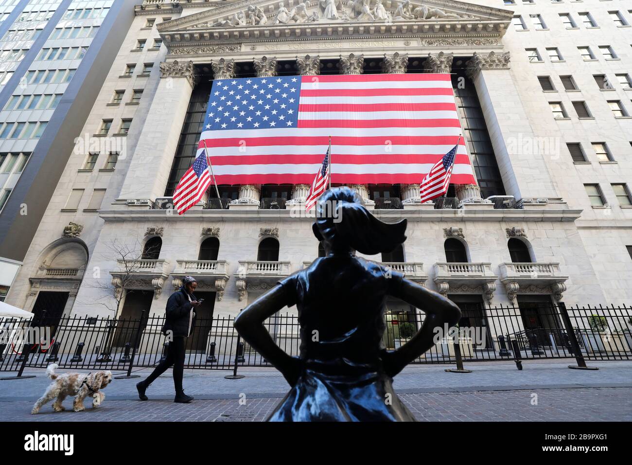New York, Stati Uniti. 24 Marzo 2020. La foto scattata il 24 marzo 2020 mostra la Borsa di New York a New York, negli Stati Uniti. Gli stock degli Stati Uniti hanno chiuso bruscamente più alto il martedì con il Dow su più di 11 per cento, notching il relativo guadagno più grande di una-giornata percentuale dal 1933 fra le speranze di stimolo. Credit: Wang Ying/Xinhua/Alamy Live News Foto Stock