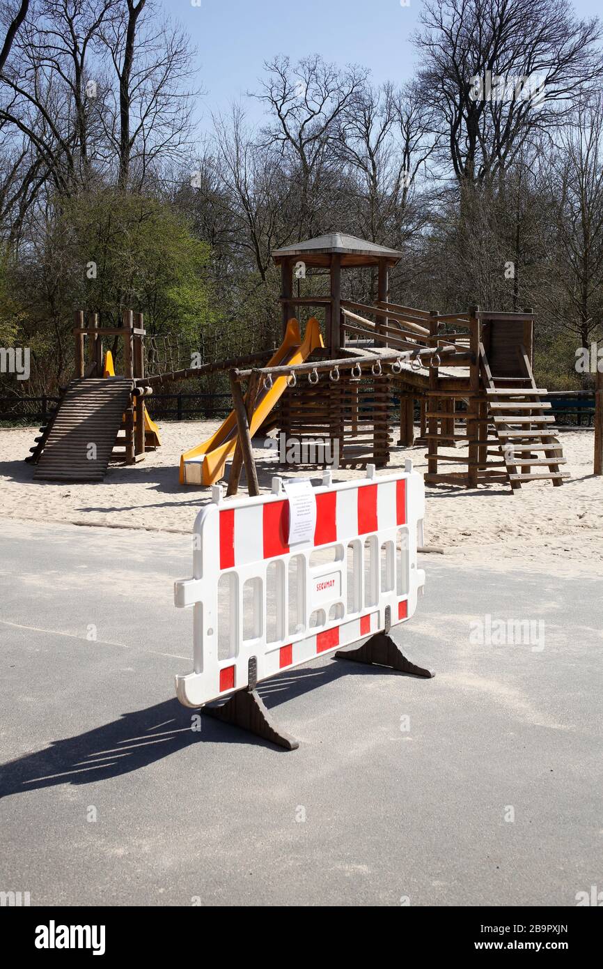 Parco giochi, barriera, segno di parco giochi chiuso a causa del virus corona, vietato di entrare, Germania, Europa Foto Stock