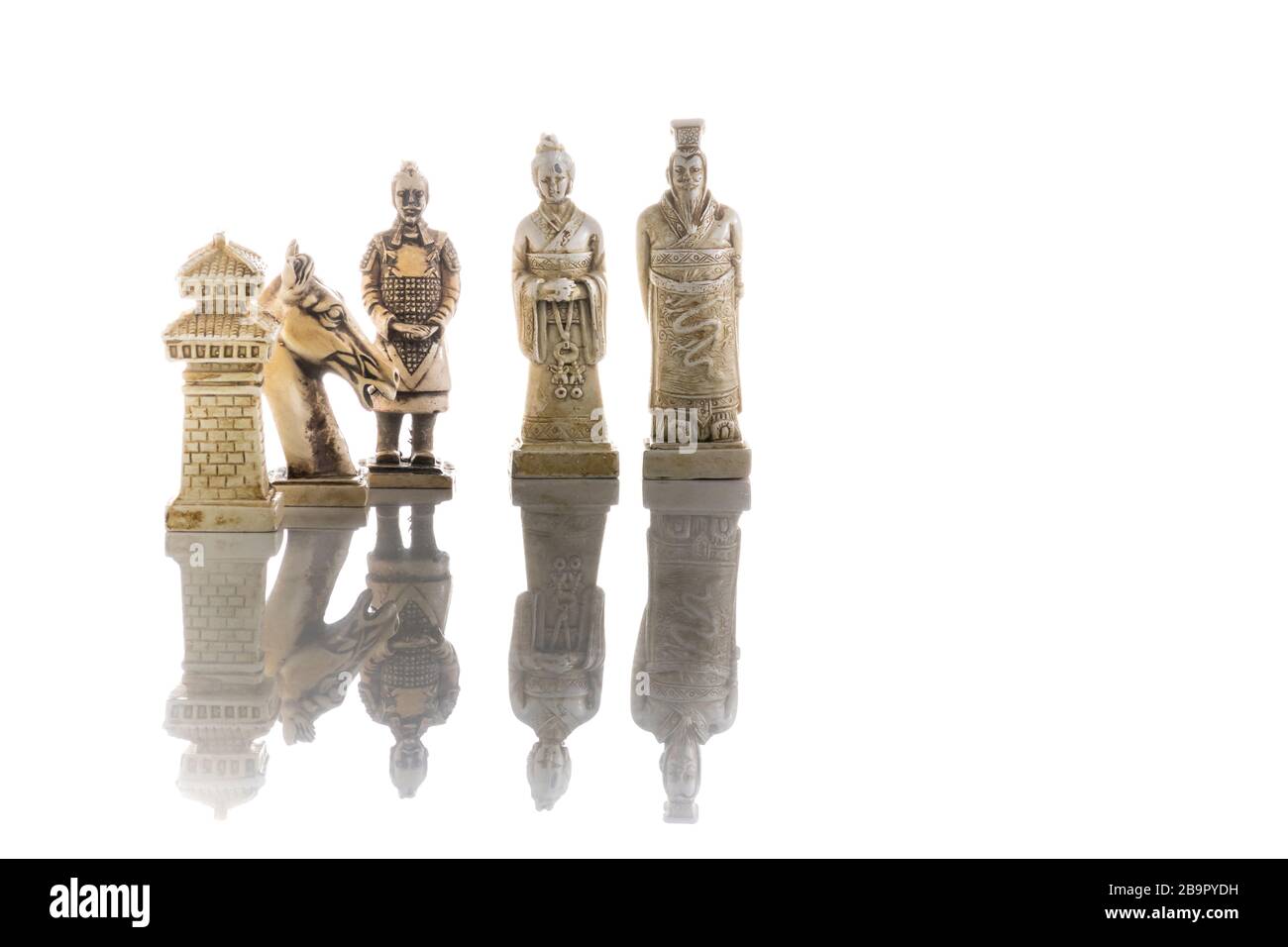 Primo piano foto di pezzi di scacchi isolati su uno sfondo bianco. Stile asiatico d'epoca. Foto Stock