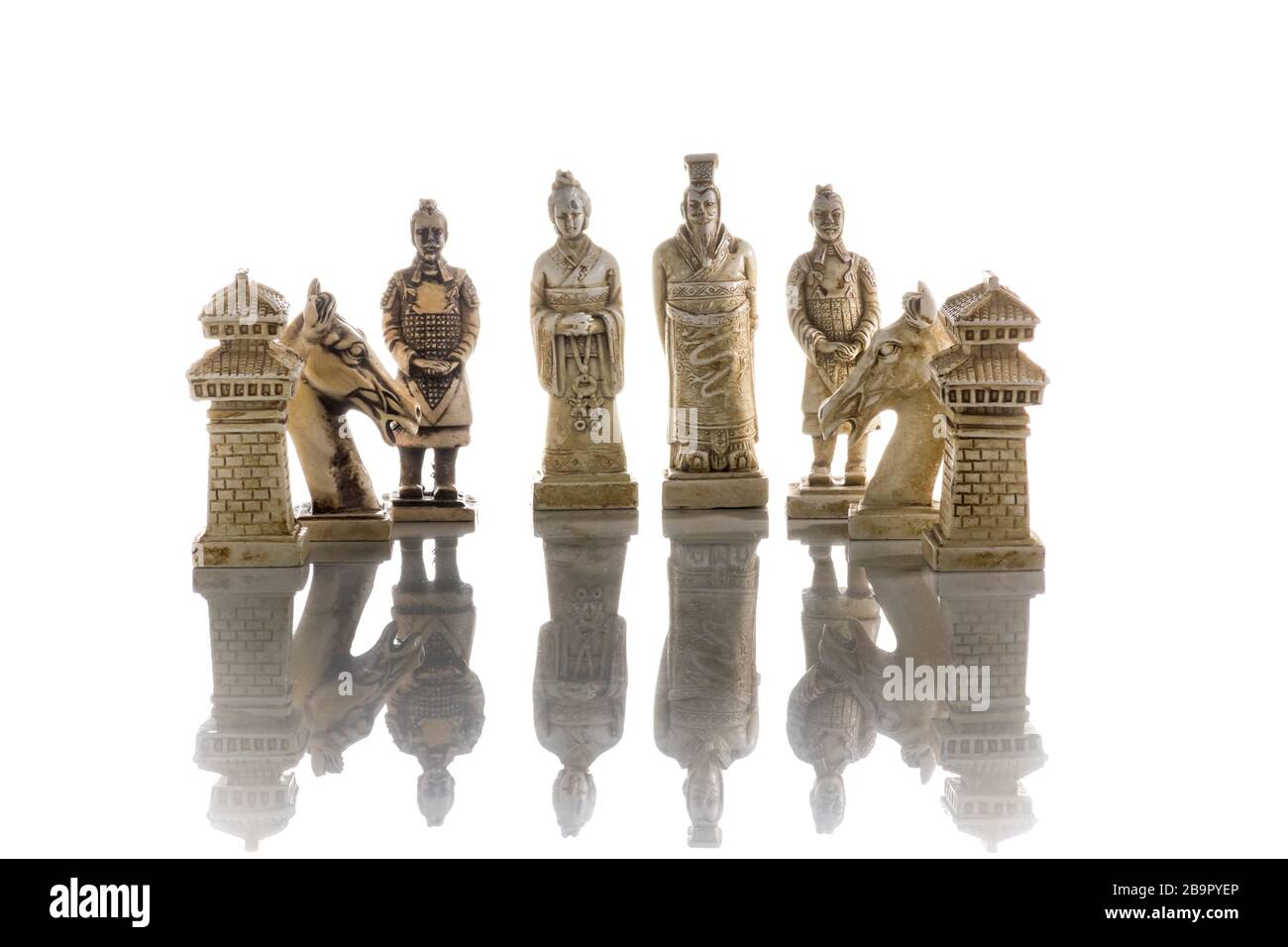 Primo piano foto di pezzi di scacchi isolati su uno sfondo bianco. Stile asiatico d'epoca. Foto Stock