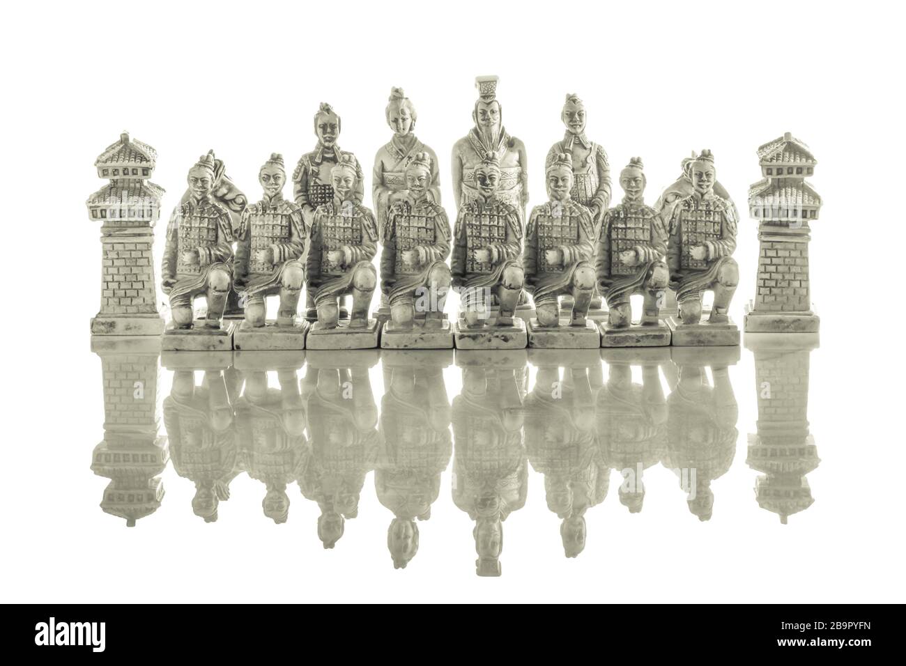 Primo piano foto di pezzi di scacchi isolati su uno sfondo bianco. Stile asiatico d'epoca. Foto Stock