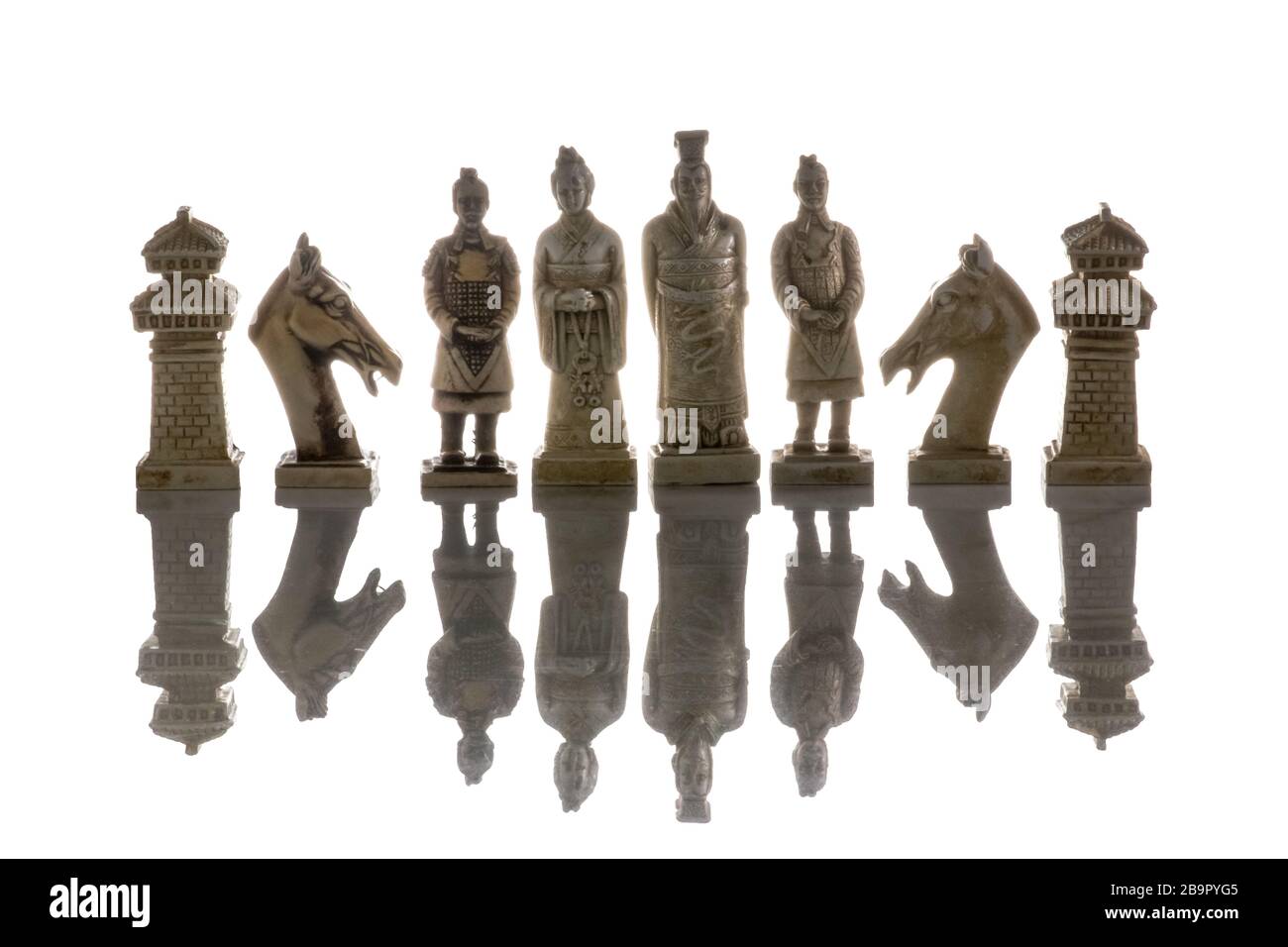 Primo piano foto di pezzi di scacchi isolati su uno sfondo bianco. Stile asiatico d'epoca. Foto Stock