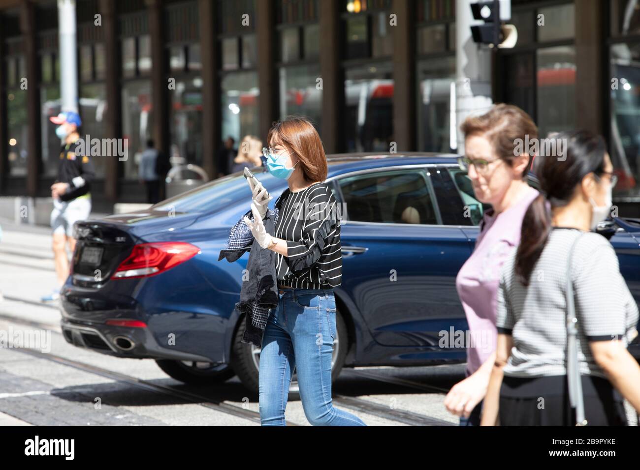 Centro di Sydney, Australia. TMercoledì 25 Marzo 2020.Lady che indossa la maschera chirurgica nel centro di Sydney. Credit Martin Berry/Alamy Live News Foto Stock