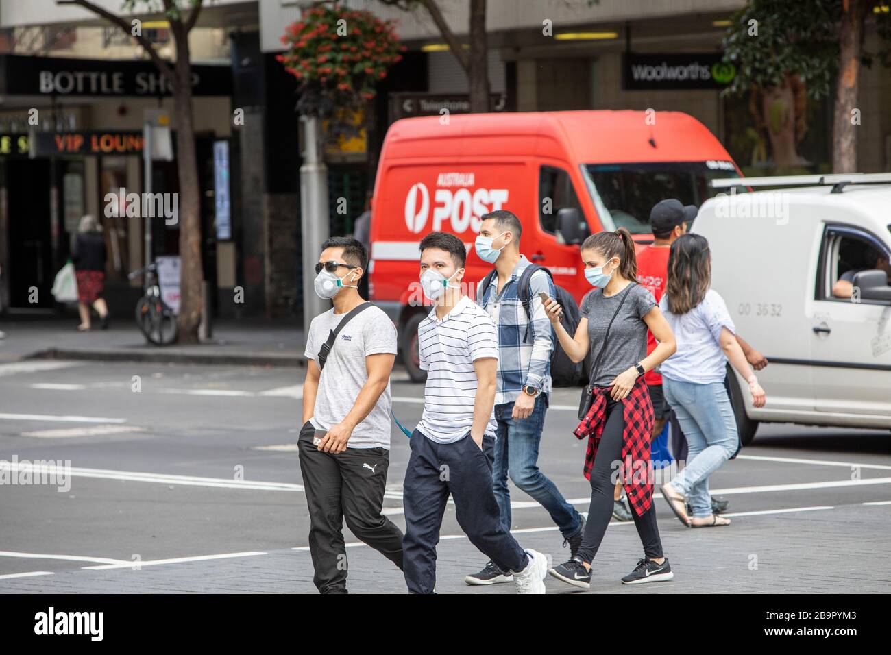 Centro di Sydney, Australia. Mercoledì 25 marzo 2020. Adolescenti nel centro di Sydney che indossano maschere chirurgiche come protezione contro COVID-19. . Credit Martin Berry/Alamy Live News Foto Stock