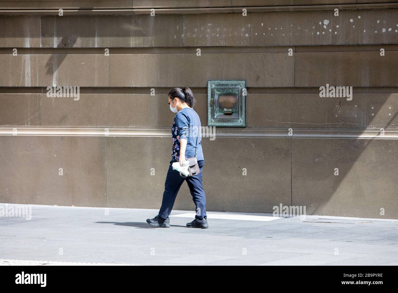 Centro di Sydney, Australia. Mercoledì 25 marzo 2020.. Lady nel centro di Sydney indossa la maschera facciale come protezione contro COVID-19. Credit Martin Berry/Alamy Live News Foto Stock