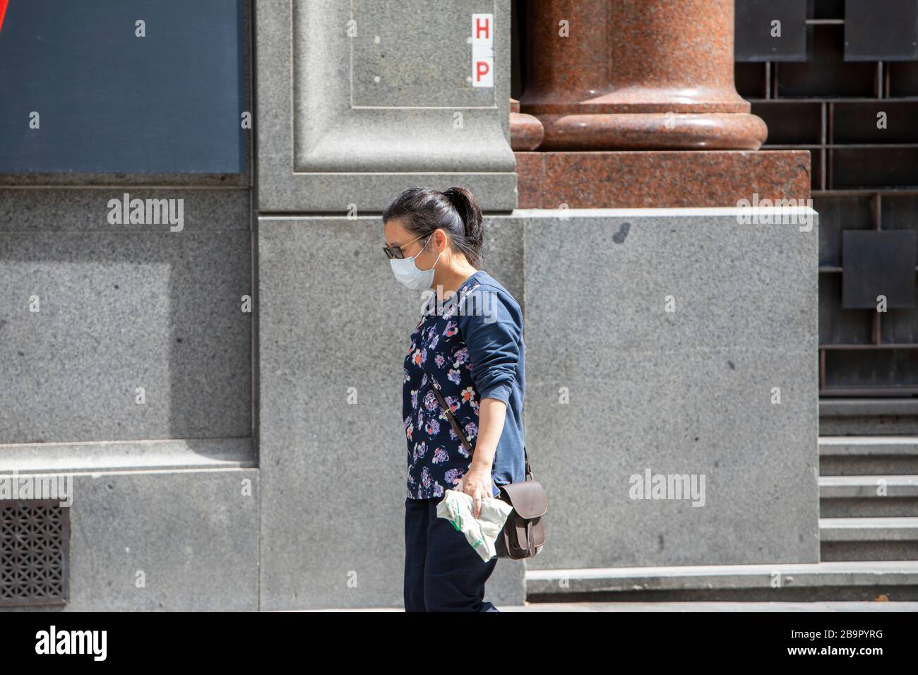 Centro di Sydney, Australia. Mercoledì 25 marzo 2020. Donna asiatica nel centro di Sydney che indossa una maschera chirurgica come protezione contro COVID-19. Credit Martin Berry/Alamy Live News Foto Stock