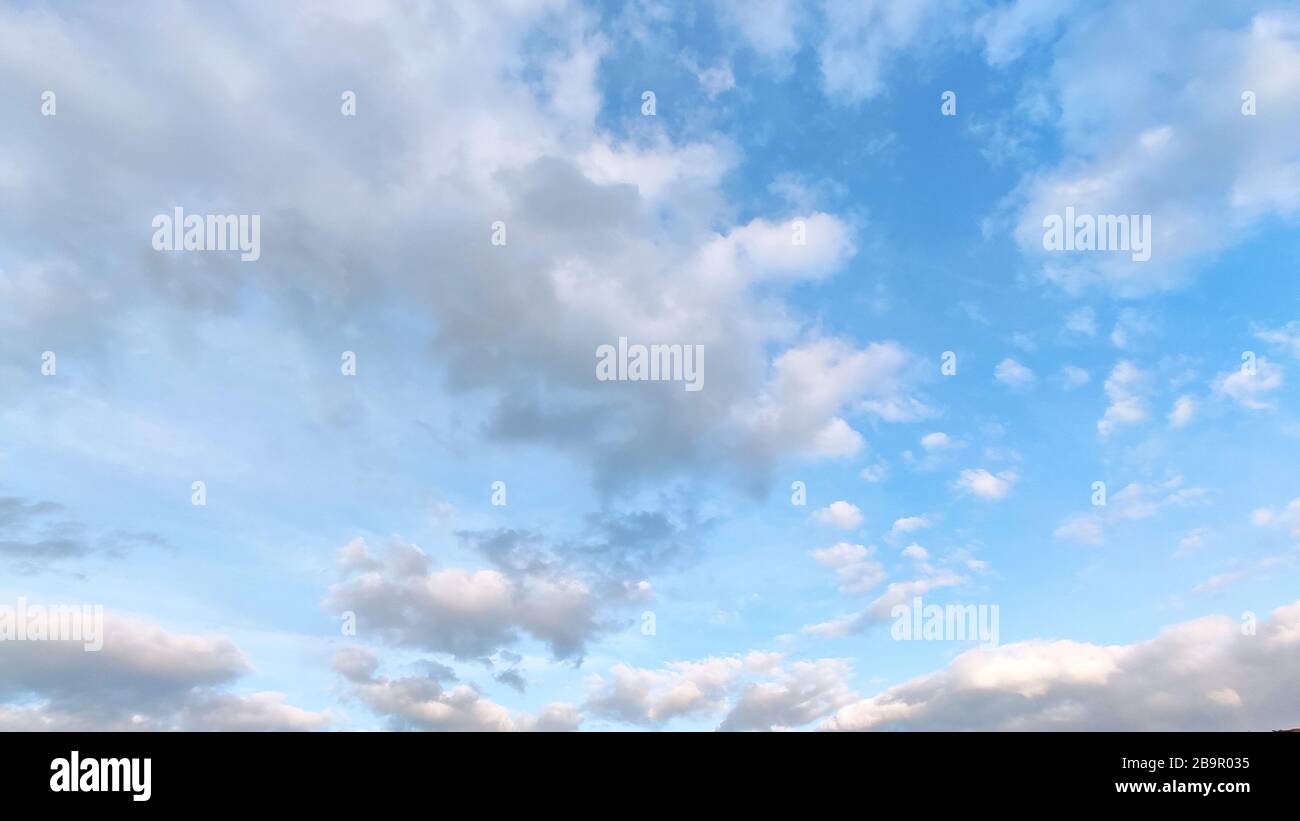 Cielo blu con nuvole bianche e grigie. Sfondo. Orizzontale. Largo 16:9. Spazio di copia Foto Stock