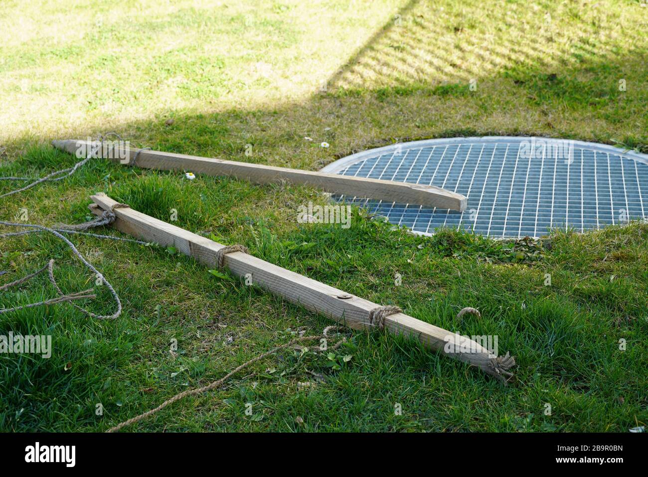 Due poli di delimitazione del terreno collegati da un cordone lasciato dietro su un terreno edificabile per edifici residenziali con copertura di grondaia di acque reflue. Foto Stock
