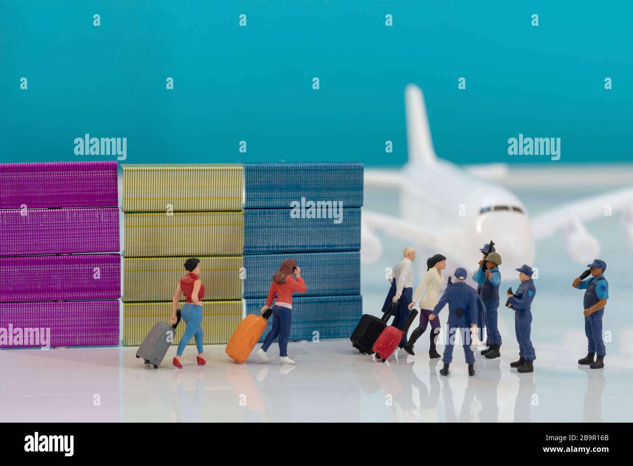 Sicurezza aeroporto restrizioni di viaggio immagini concettuali - personaggi giocattolo in miniatura di polizia o polizia di frontiera agenti di polizia fermare i passeggeri di un aereo. Foto Stock