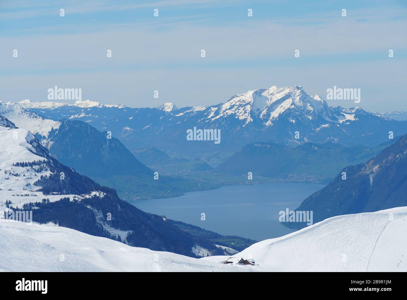 Lago di Lucerna come osservato dalla cima della stazione sciistica di Hoch Ybrig in Svizzera. Foto Stock
