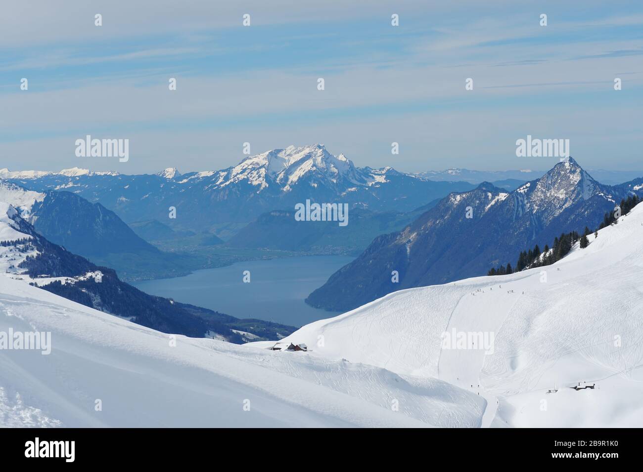 Piste da sci di Hoch Ybrig stazione sciistica Svizzera con vista sul lago di Lucerna. Foto Stock