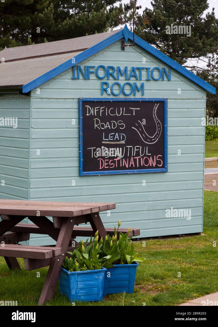 Strade difficili portano a belle Destinazioni scritte su una lavagna nera in un parco caravan, Norfolk, Regno Unito Foto Stock