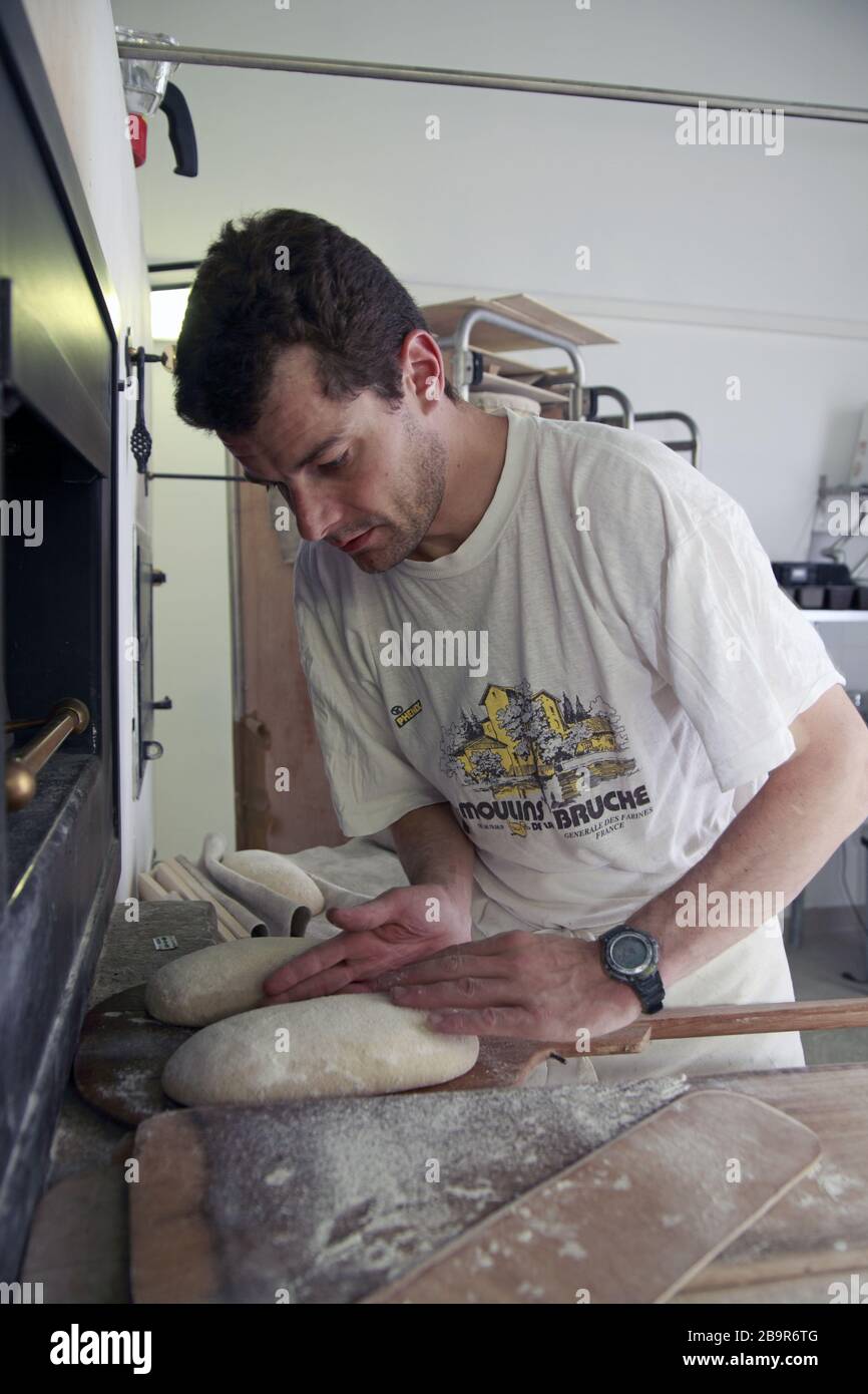 Jean-François Graf, panettiere biologico, certificato da Ecocert al lavoro nel suo laboratorio a Mauguio, Occitanie Francia Foto Stock