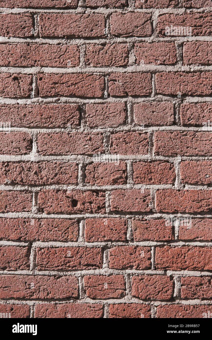 Verticale Red Brick Wall Rough superficie texture sfondo Foto Stock