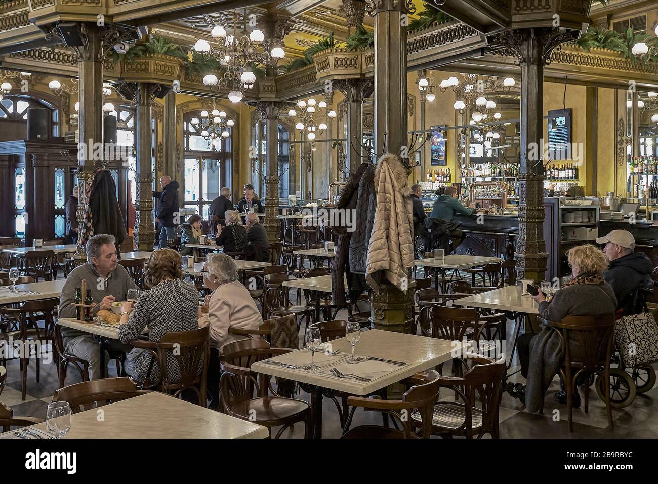 Interno del Iruña Cafe del 19 ° secolo con l'atmosfera della belle epoque, tavoli in marmo, colonne decorate, specchi, Pamplona città, Navarra, Spagna Foto Stock