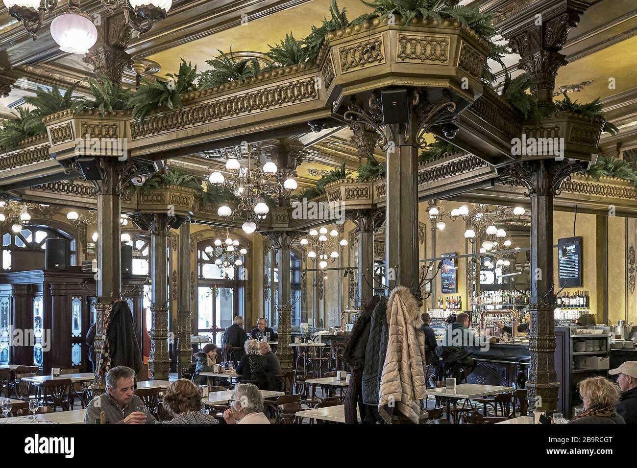 Interno del Iruña Cafe del 19 ° secolo con l'atmosfera della belle epoque, tavoli in marmo, colonne decorate, specchi, Pamplona città, Navarra, Spagna Foto Stock
