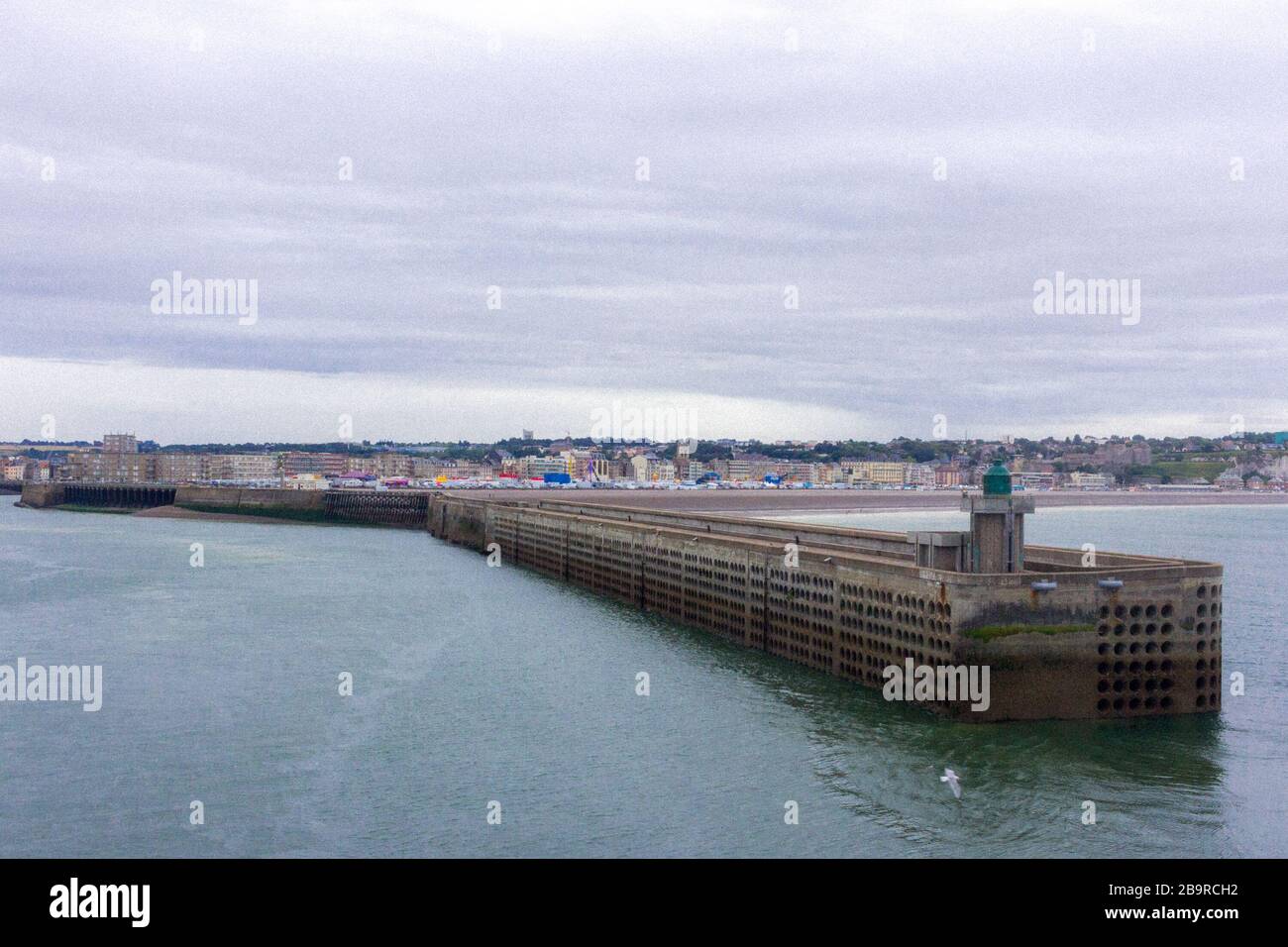Vista di Dieppe dal traghetto che naviga verso Newhaven, Dieppe, Francia Foto Stock