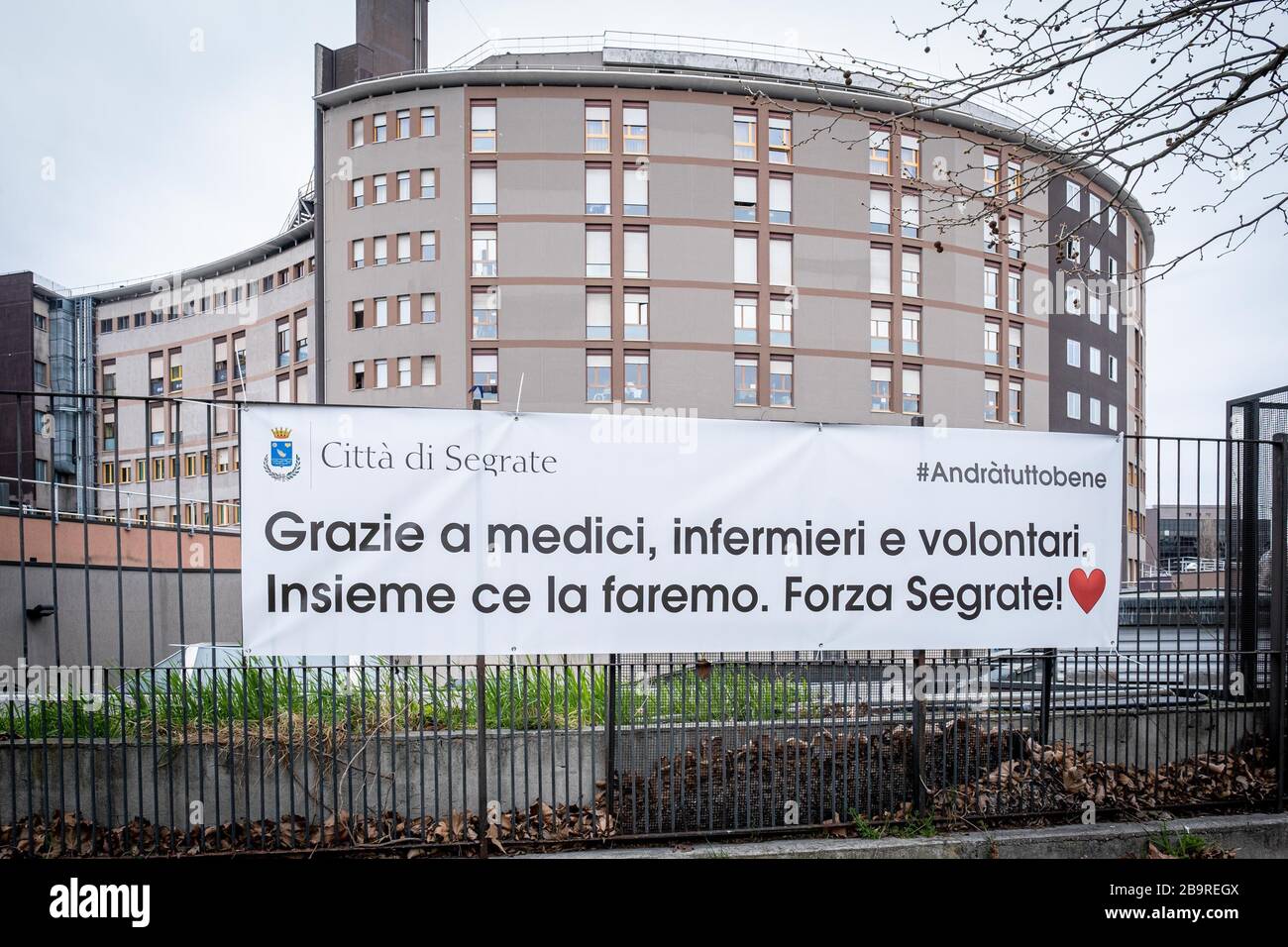 Coronavirus - messaggi di incoraggiamento agli infermieri medici e volontari all'ingresso del Dipartimento di emergenza dell'Ospedale San Raffaele di Milano (Marco Passaro/Fotogramma, Milano - 2020-03-25) p.s. la foto e' utilizzabile nel rispetto del programma in cui e' stata vista, e senza intenzione diffamatorio del decore delle persone rappresentate Foto Stock