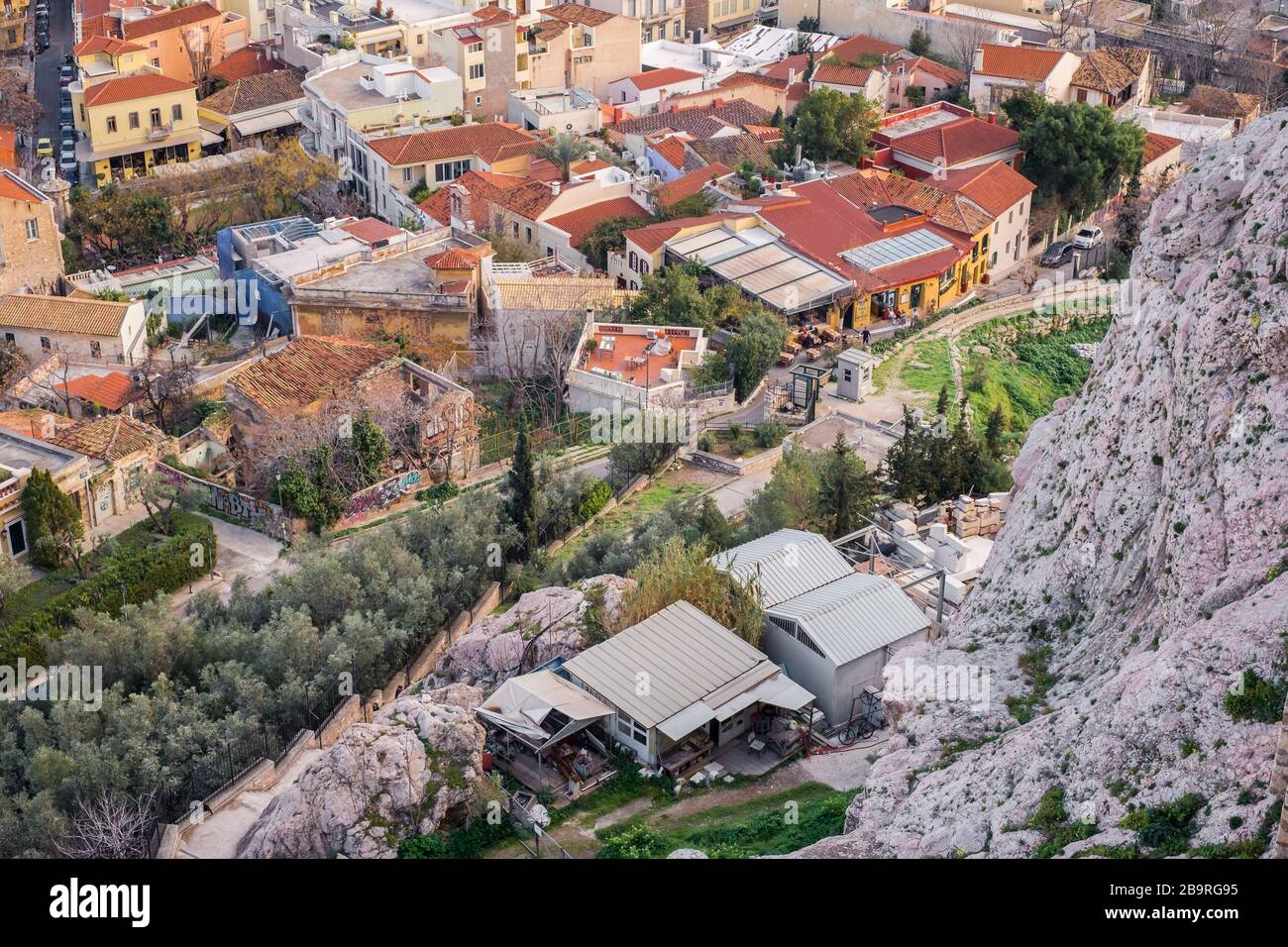 Atene, Grecia - 13 febbraio 2020. Veduta aerea di edifici storici conservati nel quartiere Plaka di Atene, sulle pendici dell'Acropoli, Greec Foto Stock