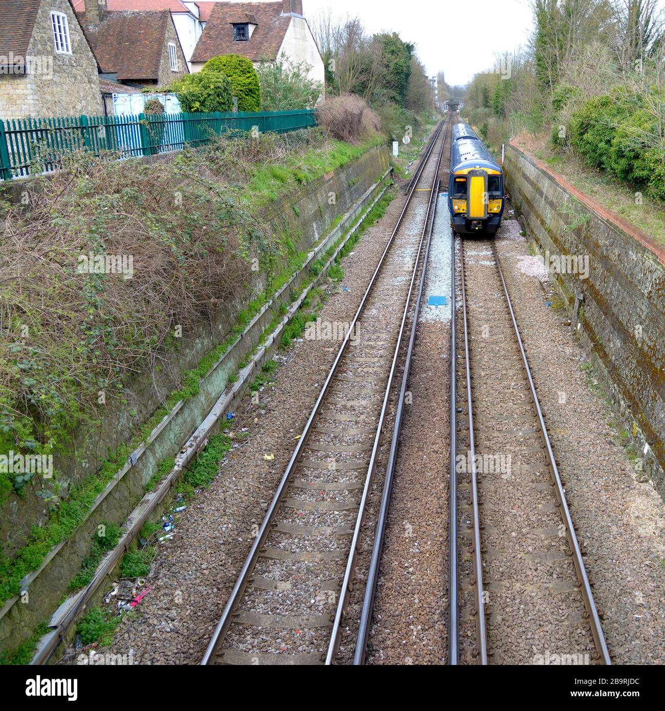 Maidstone, Kent, Regno Unito. Treno British Rail Classe 375 che passa attraverso un taglio tra le stazioni di Maidstone Est e Ovest Foto Stock