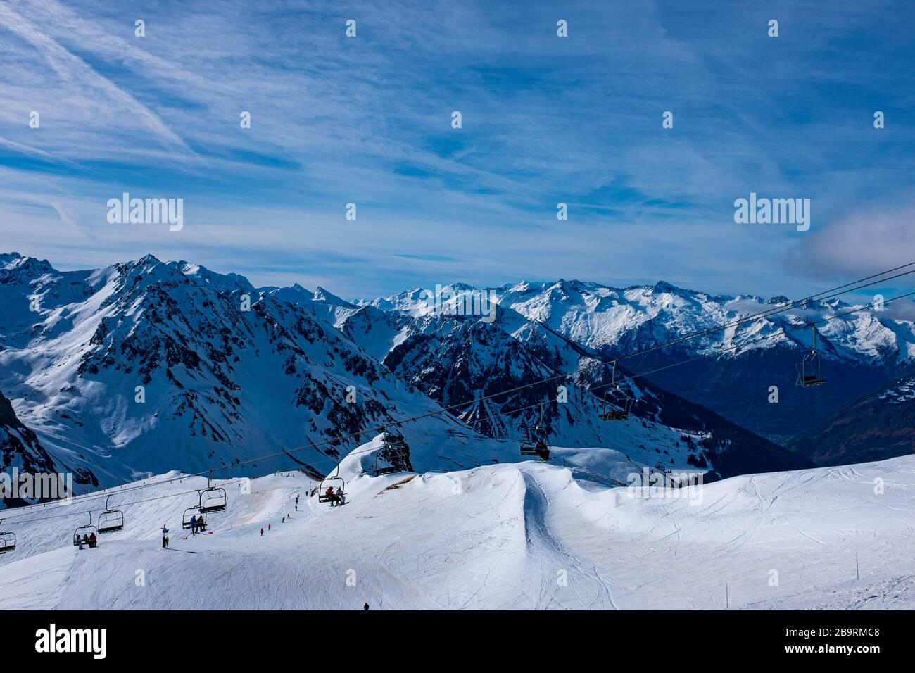 Sciare nella località sciistica di la Mongie, Bagnères-de-Bigorre, Francia. Foto Stock