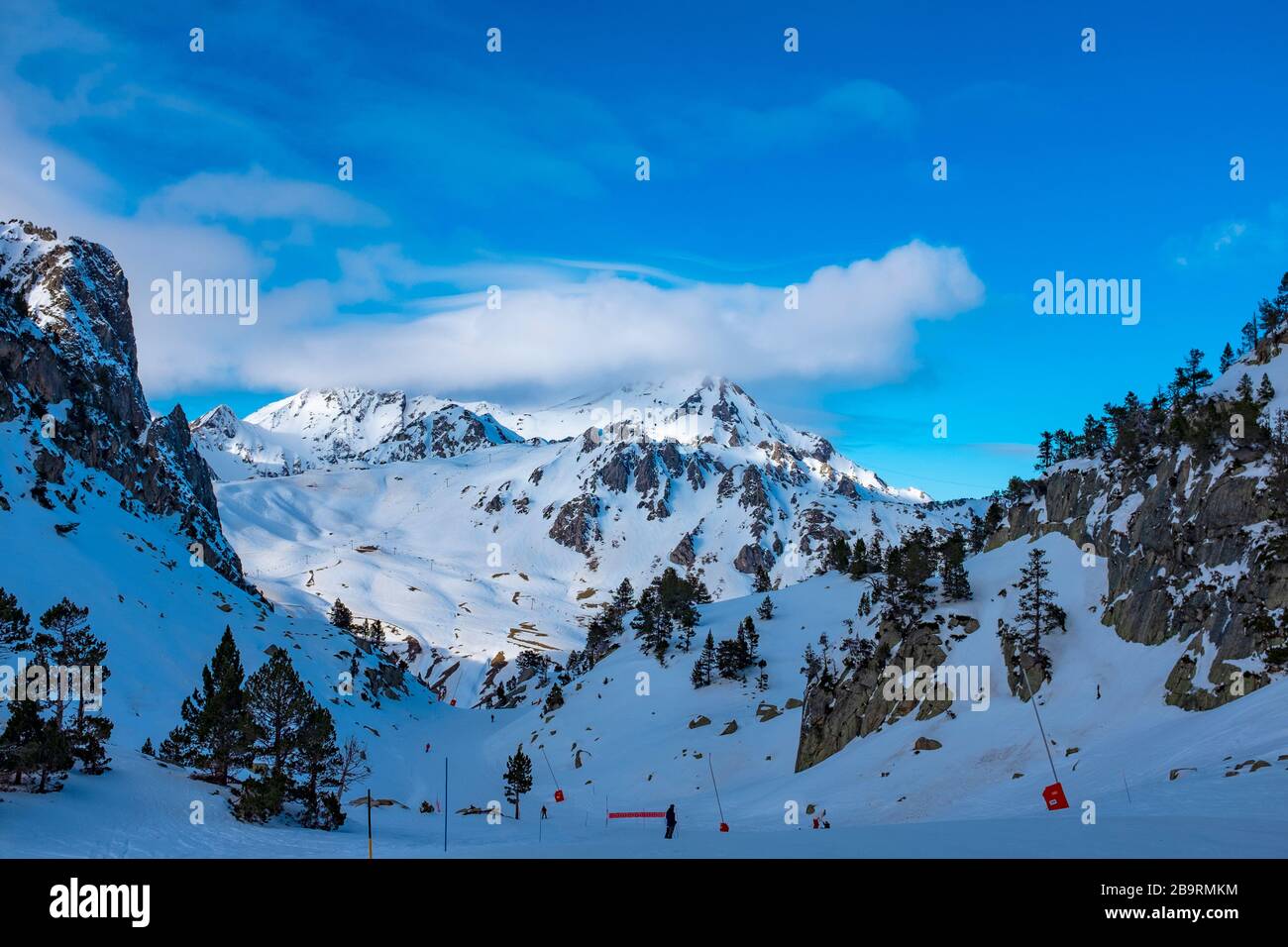 Sciare nella località sciistica di la Mongie, Bagnères-de-Bigorre, Francia. PIC du Midi de Bigorre è sullo sfondo. Foto Stock